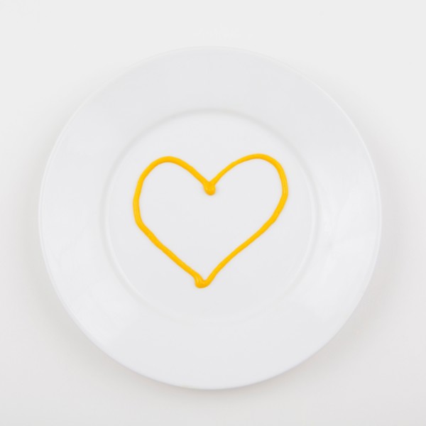 Plate with heart made of mustard. Photo : Jessica Peterson