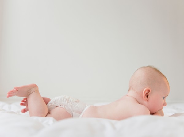 Baby boy (2-5 months) lying on front. Photo : Jamie Grill