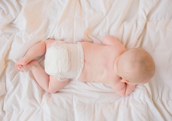 Baby boy (2-5 months) lying on front. Photo : Jamie Grill