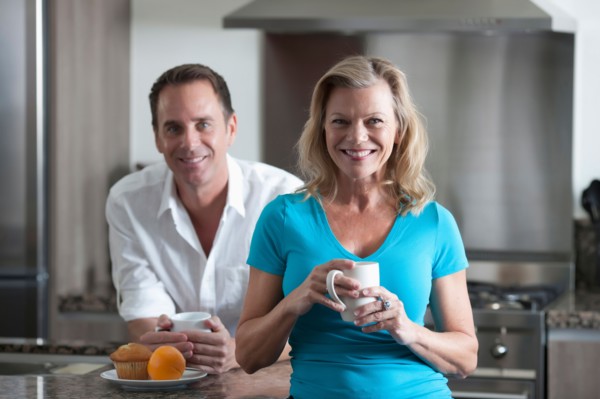 Mature couple drinking coffee. Photo : Dan Bannister