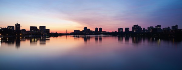 Silhouette of city at dusk. Photo: Henryk Sadura