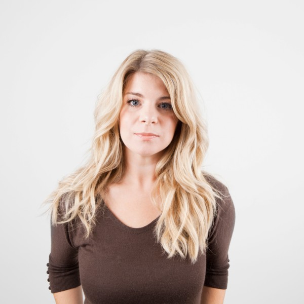 Studio portrait of young woman. Photo : Jessica Peterson