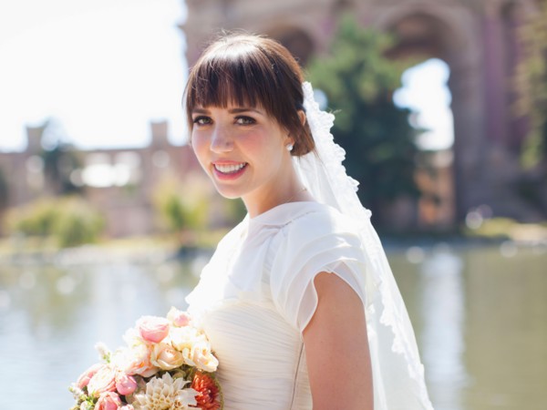 Portrait of young bride in park. Photo : Jessica Peterson