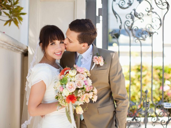 Portrait of young bride and groom. Photo : Jessica Peterson