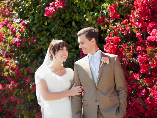 Bride and groom strolling in garden. Photo : Jessica Peterson