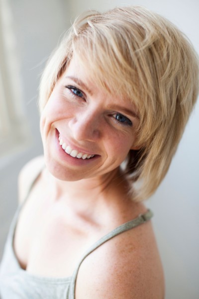 Studio portrait of smiling woman. Photo : Jessica Peterson