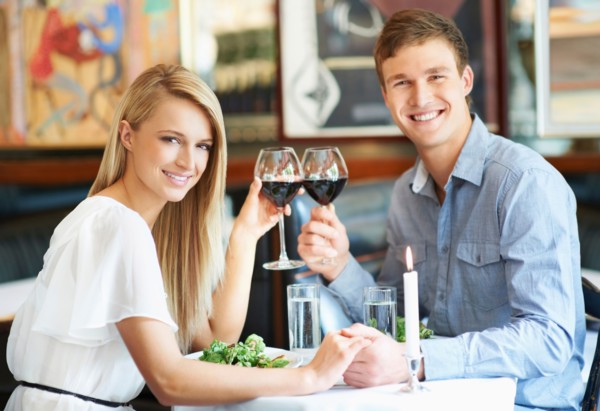 Couple drinking wine in restaurant