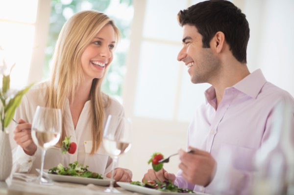 Couple eating dinner in restaurant.