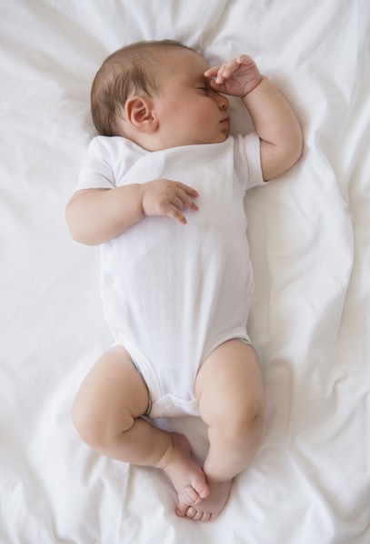 Baby girl (2-5 months) sleeping in bed.
Photo : Jamie Grill