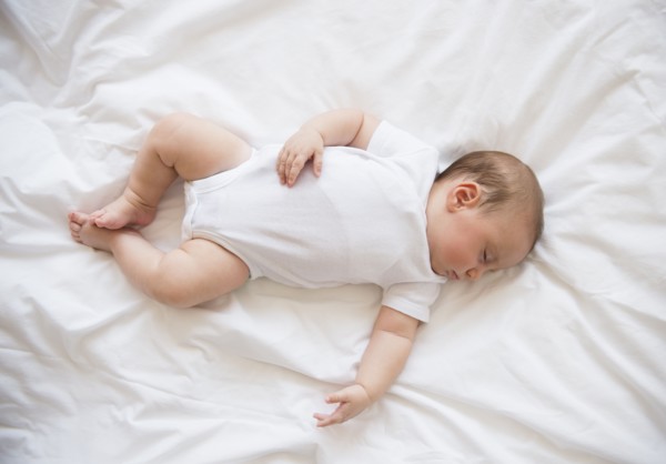 Baby girl (2-5 months) sleeping in bed.
Photo : Jamie Grill