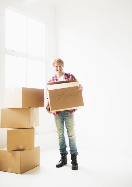 Man with stack of cardboard boxes.
Photo : Daniel Grill