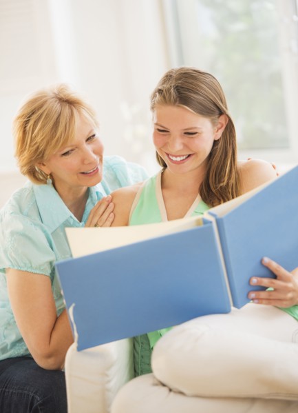 Mother and adult daughter watching photo album.
Photo : Daniel Grill