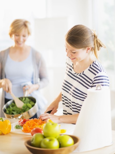 Mother and adult daughter cooking together.
Photo : Daniel Grill