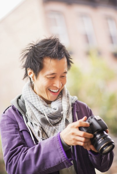 Teenage boy (16-17) with camera. USA, New Jersey, Jersey City.
Photo : Daniel Grill