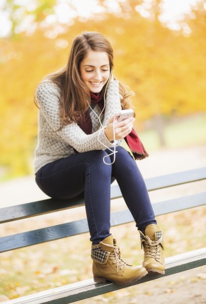 Young woman using cell phone in Central Park. USA, New York State, New York City.
Photo : Daniel