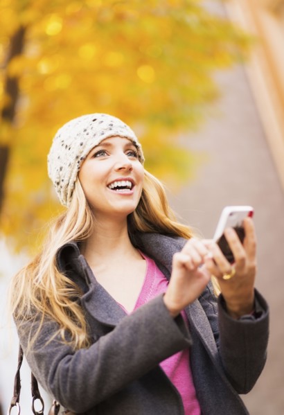 Portrait of blond woman using cell phone. USA, New York City, Brooklyn, Williamsburg.
Photo :