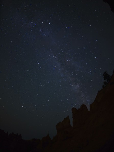 Night sky above rocks. USA, Utah, Bryce Canyon.
Photo : Daniel Grill