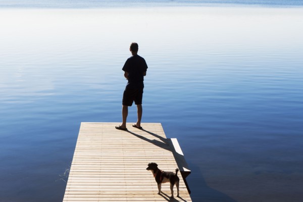Rear view of man on jetty looking at view. USA, New York State, Wurtsboro.
Photo : fotog