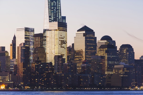 City skyline at dusk. USA, New York State, New York City.
Photo : fotog