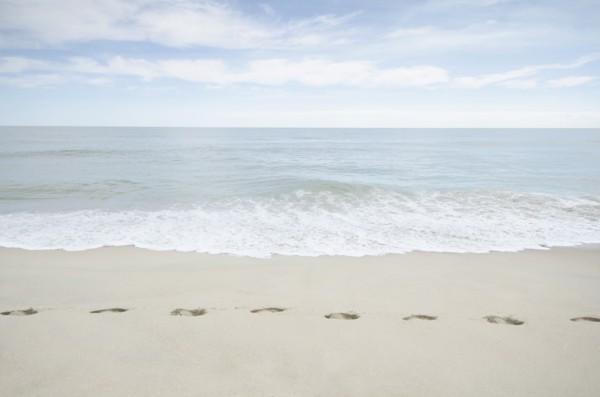 Foorprints on beach. USA, Massachusetts, Nantucket.
Photo : Chris Hackett