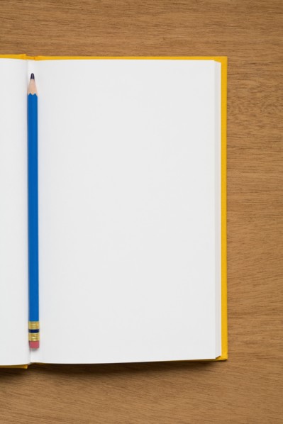 Open and empty journal.
Photo : Kristin Lee