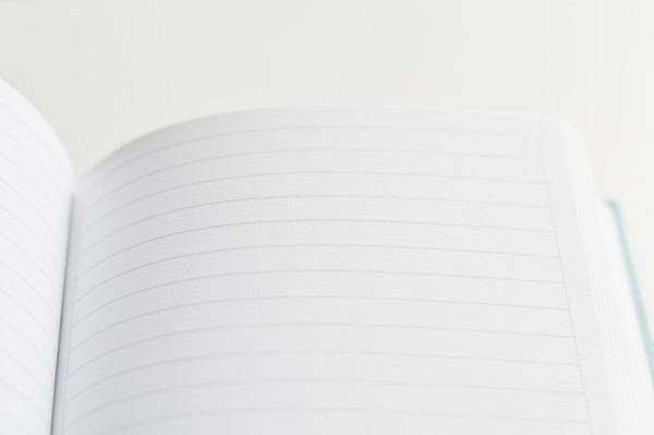 Open and empty journal.
Photo : Kristin Lee