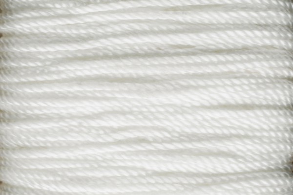 White string.
Photo : Kristin Lee