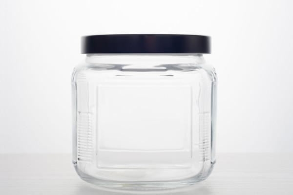 Empty glass jar.
Photo : Kristin Lee