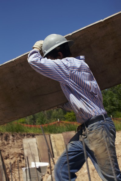 Construction worker working on construction site. USA, Western Colorado, United States.
Photo :