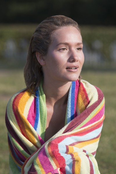 Woman wrapped in stripped towel. Netherlands, Gelderland, De Rijkerswoerdse Plassen.
Photo : Jan
