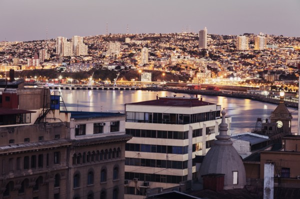 Cityscape at sunset. Chile, Valparaiso.
Photo : Henryk Sadura