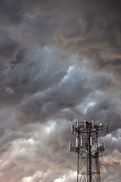 Telecommunication antenna in front of storm clouds. USA, Illinois.
Photo : Henryk Sadura