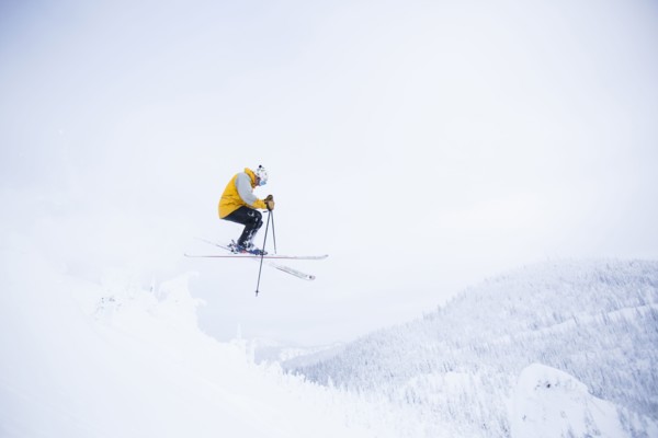 Man skiing. USA, Montana, Whitefish.
Photo : Noah Clayton