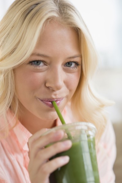 Portrait of young woman drinking smoothie.
Photo : Jamie Grill