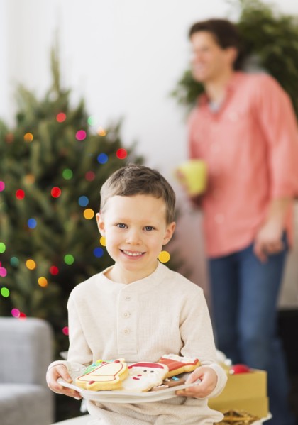 Boy (6-7) holding plate with gingerbread.
Photo : Daniel Grill