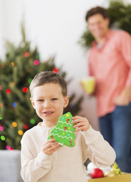 Boy (6-7) holding gingerbread.
Photo : Daniel Grill