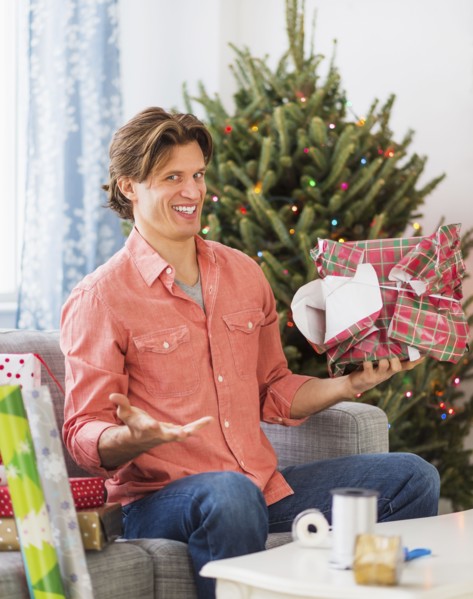 Man wrapping presents.
Photo : Daniel Grill