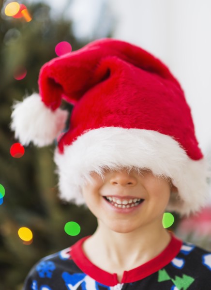 Boy (6-7) wearing santa hat.
Photo : Daniel Grill