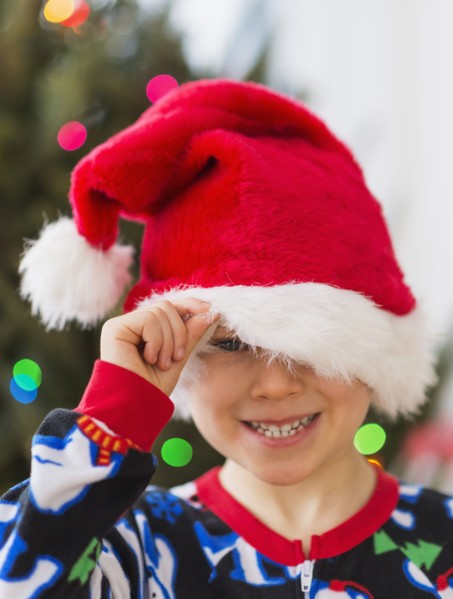Boy (6-7) peeking through santa hat.
Photo : Daniel Grill