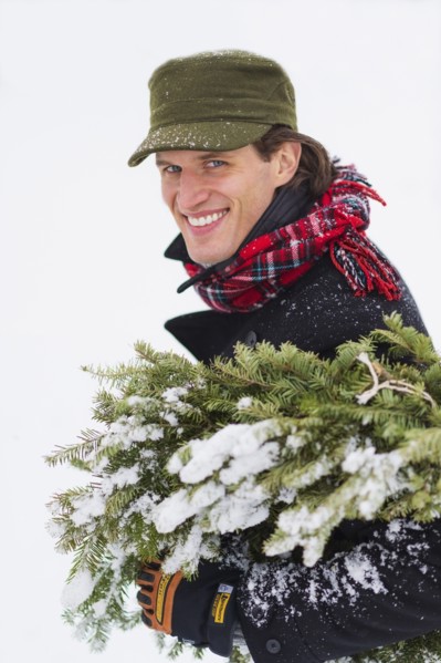 Man carrying Christmas tree.
Photo : Daniel Grill