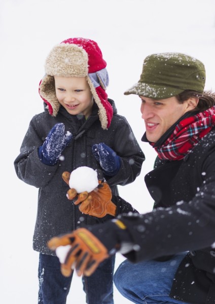 Father and son (6-7) playing with snowball.
Photo : Daniel Grill