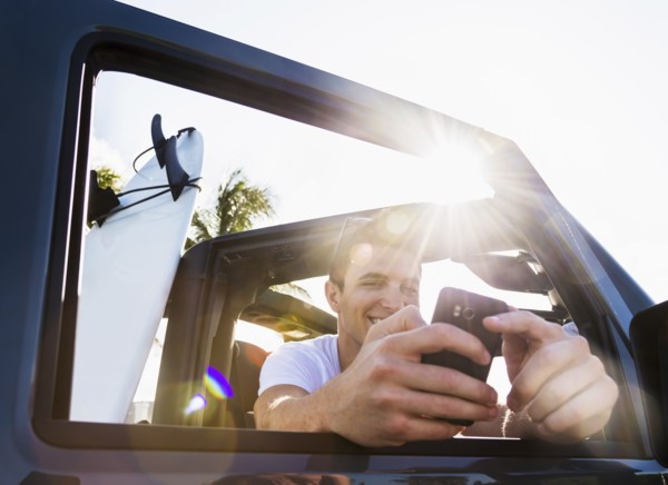 Young man using mobile phone. Jupiter, Florida, USA.
Photo : Daniel Grill