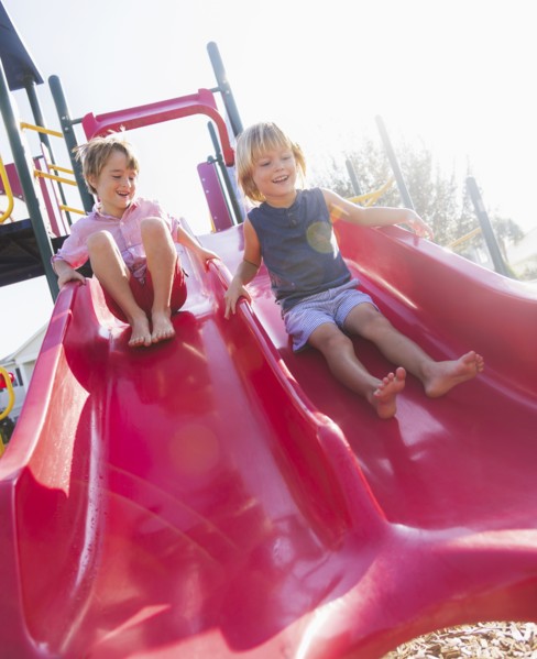 Boys (4-5, 8-9) playing on playground. Jupiter, Florida, USA.
Photo : Daniel Grill