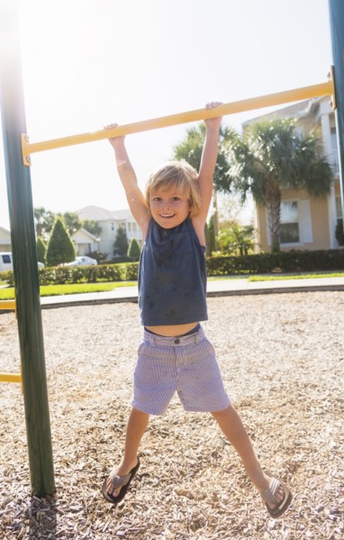 Boy (4-5) playing on playground. Jupiter, Florida, USA.
Photo : Daniel Grill