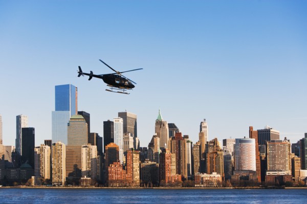 Helicopter flying over city. New York City, USA.
Photo : ALAN SCHEIN