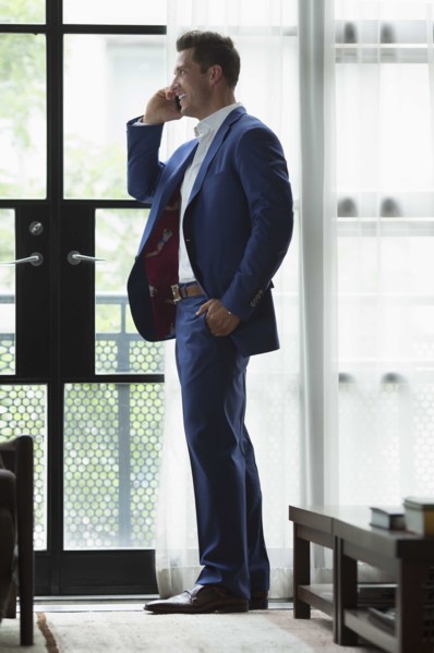 Young businessman standing inside and using mobile phone. New York City, USA.
Photo : pauline st