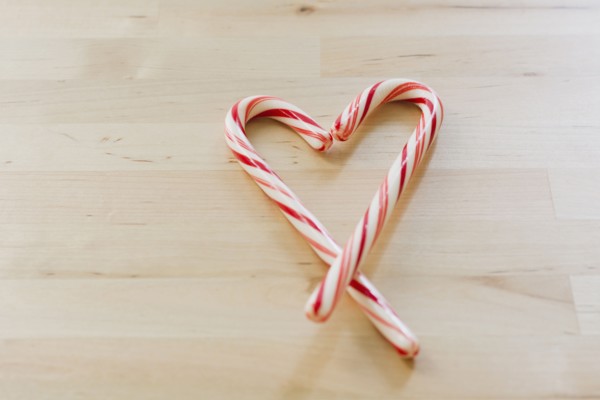 Studio shot of Christmas heart shaped candies.
Photo : Kristin Lee