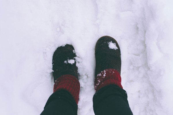 Woman standing on snow, low section.
Photo : Kristin Lee