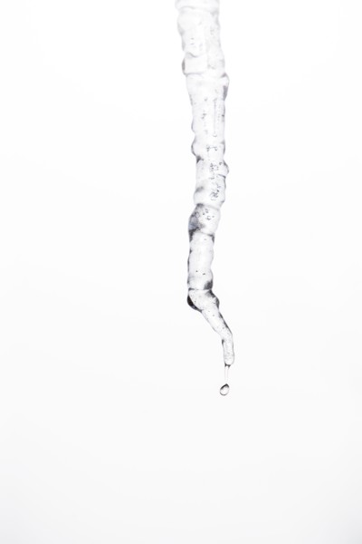 Studio shot of melting icicle.
Photo : Maisie Paterson