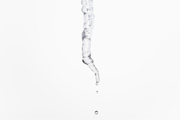 Studio shot of melting icicle.
Photo : Maisie Paterson